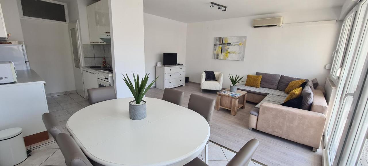 Apartment Dominis Split Bagian luar foto